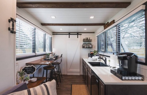 Waco Cabin | Tiny Container Farmhouse: 12 Min to Magnolia/Baylor