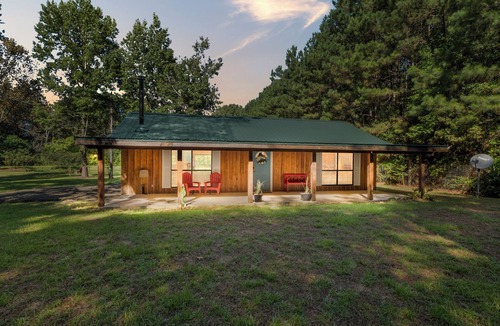 Belmont Cottage | Toledo Bend Cottage Retreat – Private Pond Fishing – King Bed