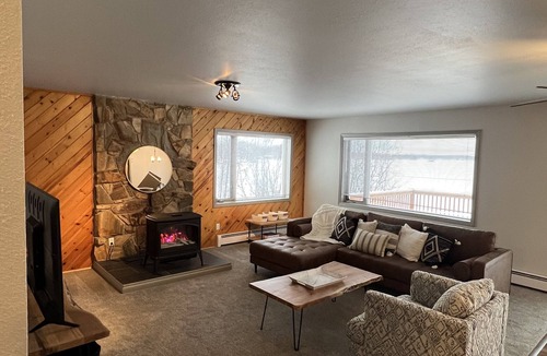 Wasilla Condo | Top Floor Lakefront Condo with Mountain Views!