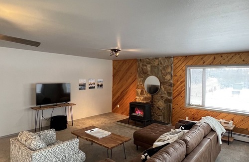 Wasilla Condo | Top Floor Lakefront Condo with Mountain Views!