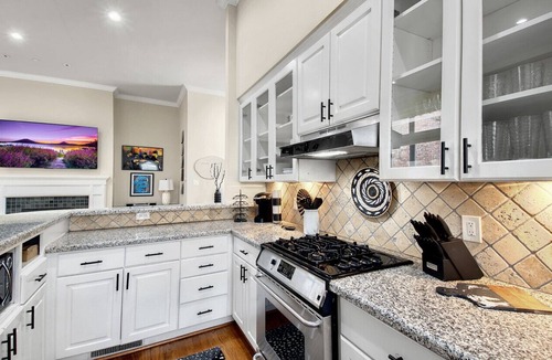 Uptown House | Top Tier Thomas Digs