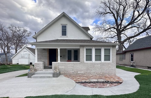 Dundee-Happy Hollow Historic District House | TOP ZOO Host for over 10 years! Clean and Cozy-amazing beds.