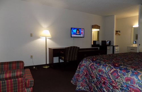 Pauline Hotel | Topeka Plaza Inn