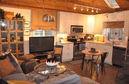 The Beaches House | Toronto Beaches "Industrial Chic" 1 Bedroom Coach House
