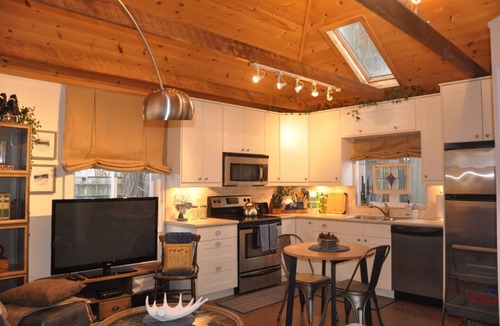 The Beaches House | Toronto Beaches "Industrial Chic" 1 Bedroom Coach House