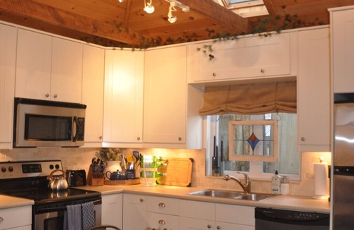 The Beaches House | Toronto Beaches "Industrial Chic" 1 Bedroom Coach House