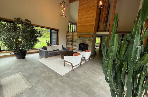 Eastman House | Tranquil and luminous forest retreat with swimming pond and spa!