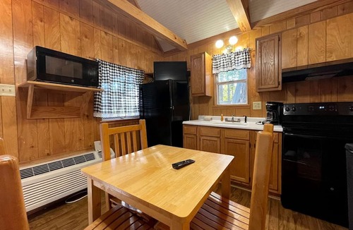 Zwolle Cabin | Tranquil Cabin Retreat with Private Pond and Outdoor Deck near Zwolle, Louisiana