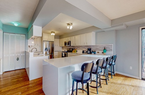 Holiday Island House | Tranquil mountain view retreat with central AC, washer/dryer & balcony