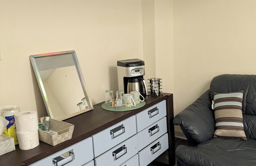 Niagara Falls House | Tranquil poolside retreat! Basement with 2 rooms! Close to Niagara Falls.