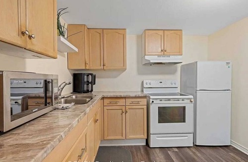 Niagara Falls House | Tranquil poolside retreat! Basement with 2 rooms! Close to Niagara Falls.