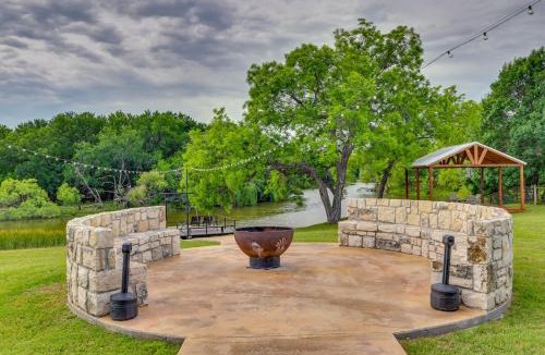 Dennis House | Tranquil 'Red Magnolia Cabin' Near Lake Granbury!