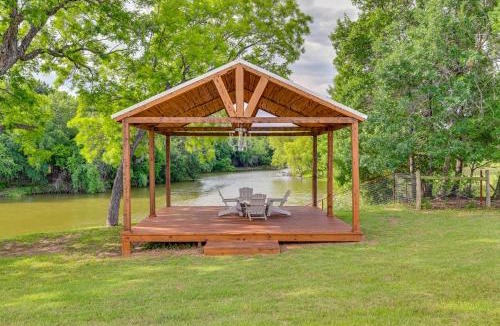 Dennis House | Tranquil 'Red Magnolia Cabin' Near Lake Granbury!