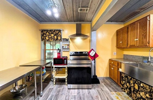 Zion House | Tranquil retreat on 16 acres sleeps 10 guests.