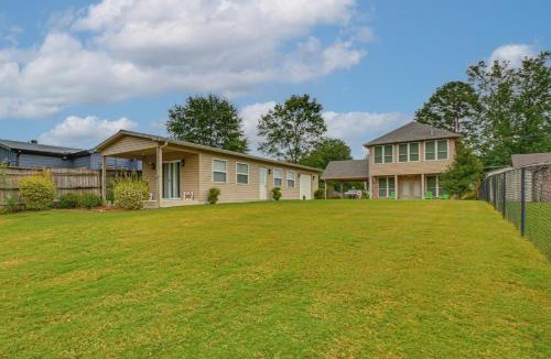 Mid America House | Tranquil Views: Riverfront Retreat in Hot Springs!