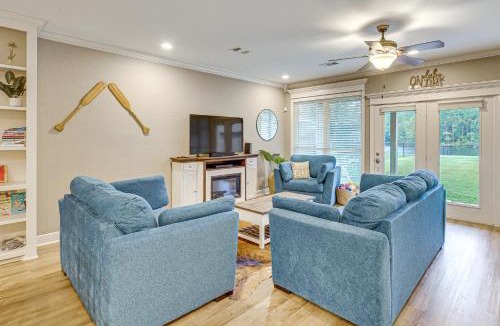 Mid America House | Tranquil Views: Riverfront Retreat in Hot Springs!
