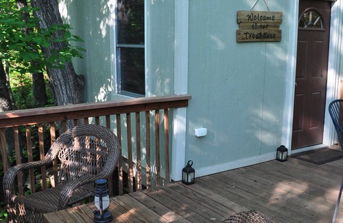 Lenexa Cabin | Treehouse with deck