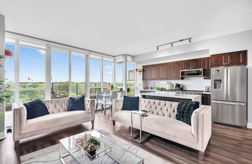 Fort York Condo | Trendy Chic Condo Getaway with Free Parking
