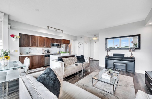 Fort York Condo | Trendy Chic Condo Getaway with Free Parking