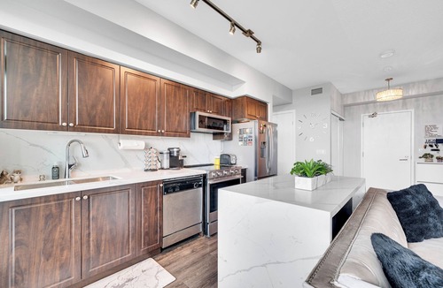 Fort York Condo | Trendy Chic Condo Getaway with Free Parking