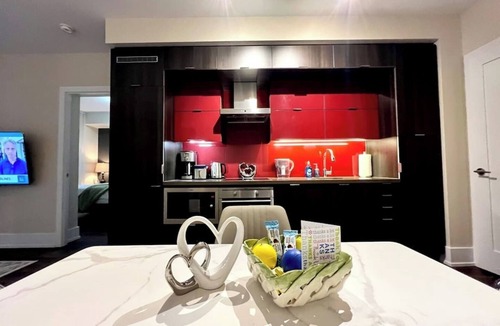 Toronto Entertainment District Hotel | Tripshine Suites DT RogersCenter 2BR/2BA LakeandCN Tower ViewParking
