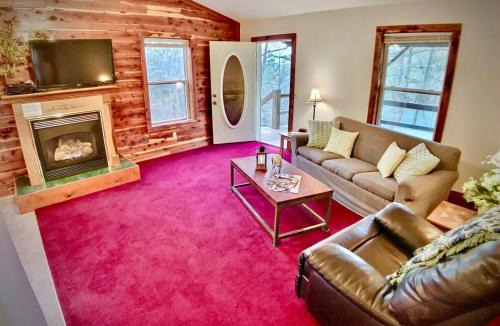 Eureka Springs House | Trout Lily Cabin - Giant Spa tub & Peaceful Location