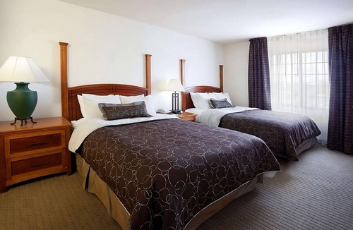 Vance Jackson Hotel | TWO Bright Suites with Full Kitchen | Free Breakfast | Pool | Pets Allowed