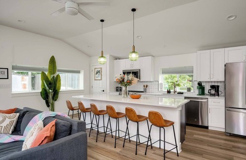 Blanco House | Two Houses, POOL, shared backyard 8bed/4bath