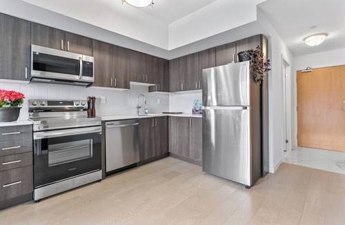 Pickering Apartment | Ultimate KING & QUEEN,PrivateBalcony, FreeParking, WIFI, Safe, Stylish