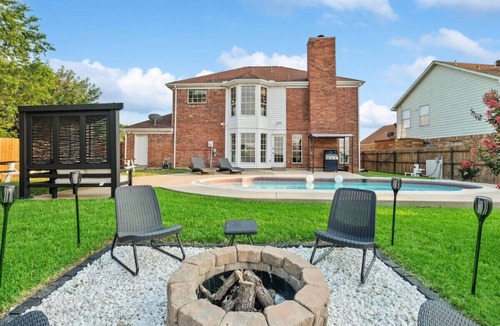 Dallas Villa | Unique 5BR Mountain View W Pool, Fire Pit, 16 Ppl
