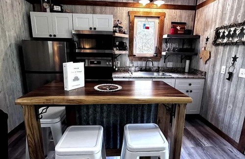 Rosston Cabin | Unique Treehouse on Working Farm in Texas, Perfect for Rustic Weekends in Nature