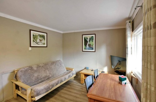 Wasaga Beach Cabin | Unit 4 2BR Beach Getaway 5-Min Walk to Wasaga Beach