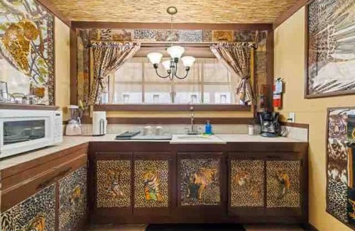 Liberty Hill Hotel | Unit 4 Unique 2-Bedroom Near the River!