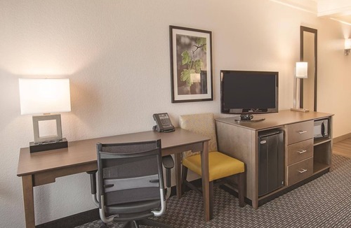 Arlington Hotel | Unleash Your Inner Explorer: Stay Close to Arlington's Best & Brightest!