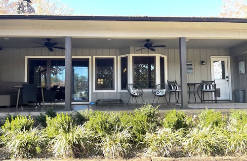 Mid America House | Updated lakefront home that has it all