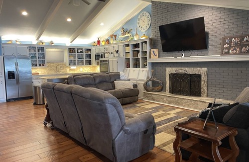 Enchanted Oaks House | Updated Lakehouse on Cedar Creek Lake/Fenced in backyard/Great Neighborhood