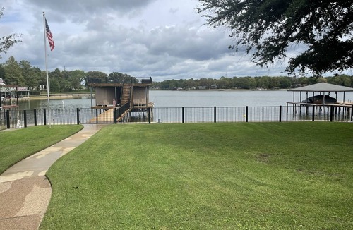 Enchanted Oaks House | Updated Lakehouse on Cedar Creek Lake/Fenced in backyard/Great Neighborhood