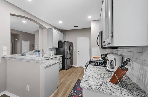 Corinth House | Updated Lonestar Cozy Retreat 3BR - Quick access to DFW airport, Denton area