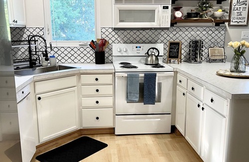Tudor Area Apartment | Upper Grape, Midtown Home 2bed&1bath