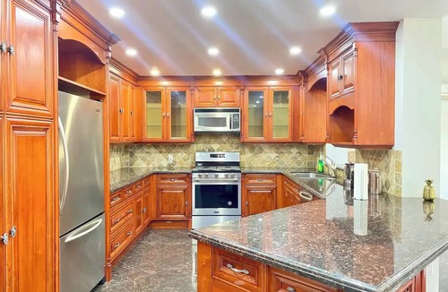 Richmond Hill House | Upscale & Bright 6 Bedroom 2.5 Bathroom House