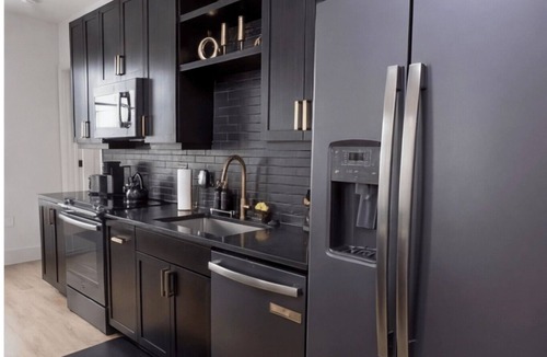 Deep Ellum Apartment | Upscale Deep Ellum Retreat w/King Bed Pool Skyline Vibes