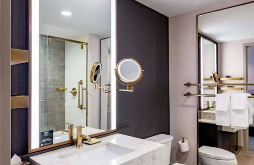 Downtown Des Moines Hotel | Upscale Downtown Des Moines Retreat in a Historic Landmark Hotel - 2 Units
