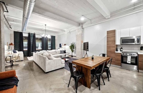Downtown Dallas Apartment | Upscale Downtown Loft - Walkable with Valet Parking