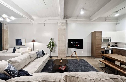 Downtown Dallas Apartment | Upscale Downtown Loft - Walkable with Valet Parking