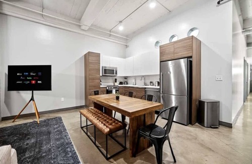 Downtown Dallas Apartment | Upscale Downtown Loft - Walkable with Valet Parking