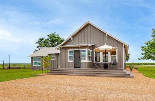 Milam County House | Upscale Home on 120 Acres: Near Wedding Venues!
