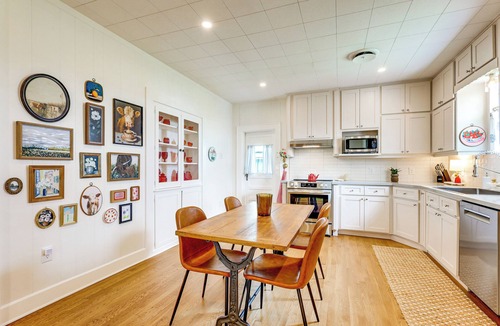 Milam County House | Upscale Home on 120 Acres: Near Wedding Venues!