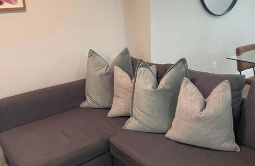 Junction Triangle Apartment | Urban Chic Getaway in Lansdowne Comfort N Style