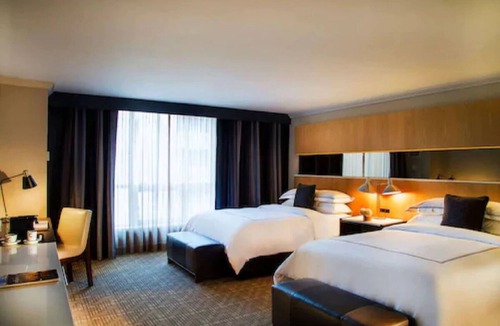 Bloor-Yorkville Hotel | Urban Sophistication: Spacious Rooms, Close to Arts Scene and Attractions