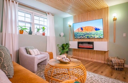 Oread Apartment | UrbanSerenity: 3Min walk Mass/KU